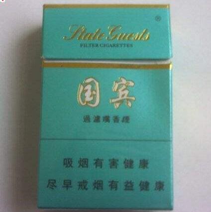 烟草店好多买外烟的
